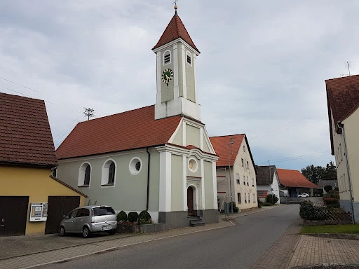 Gaststätte Grüner Baum neben Kapelle  photo 2